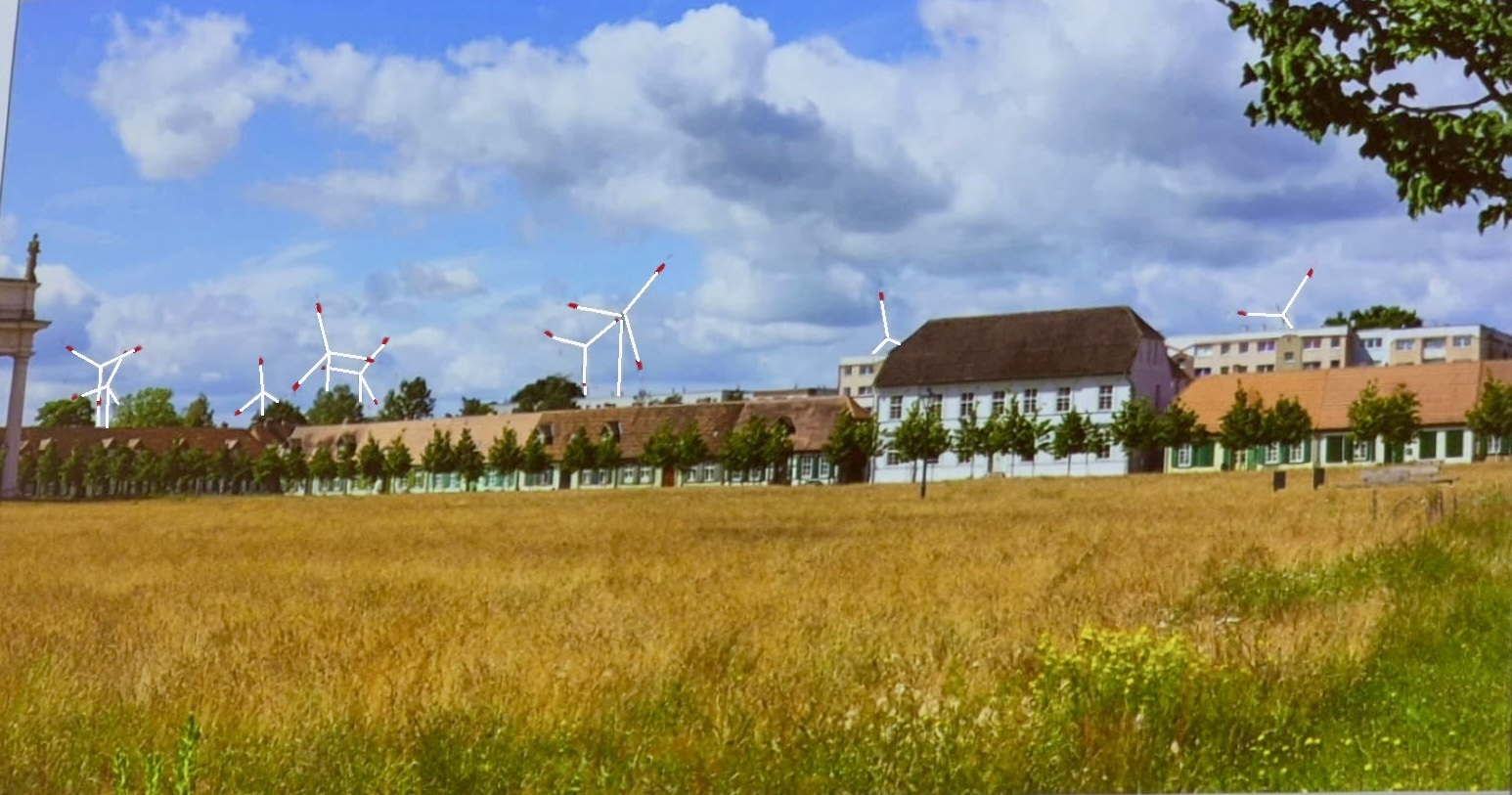 Blick über den Kirchenplatz Richtung Kirche und Musikschule